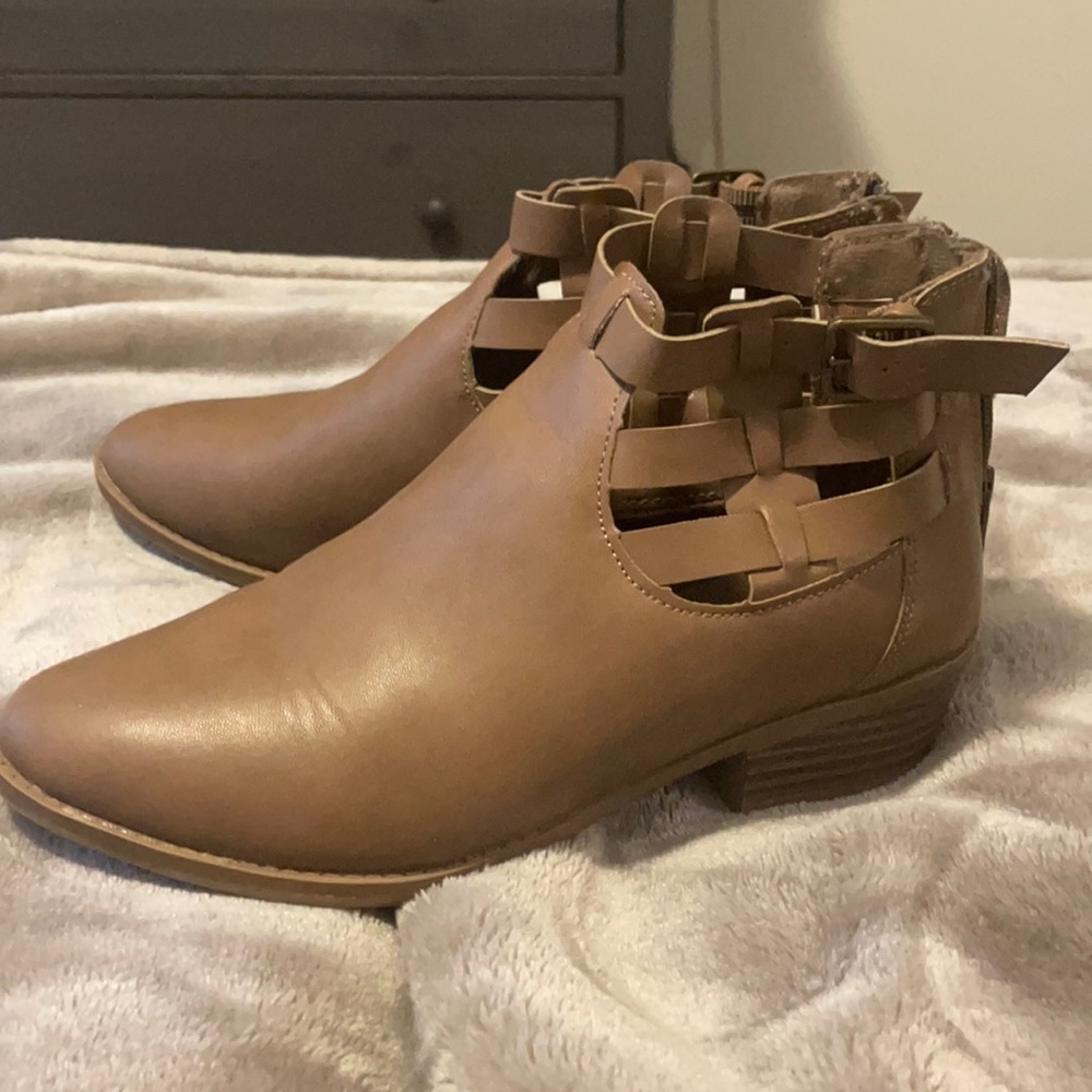 These boots are little big for me.